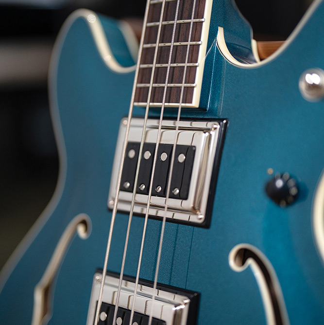 Close-up of the offset body shoulder of the Starfire Deluxe Bass Teal the Deal thumb