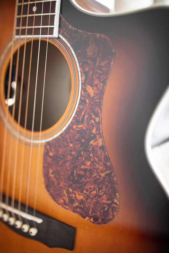 Close-up F-250CE Deluxe Archback Antique Burst pickguard