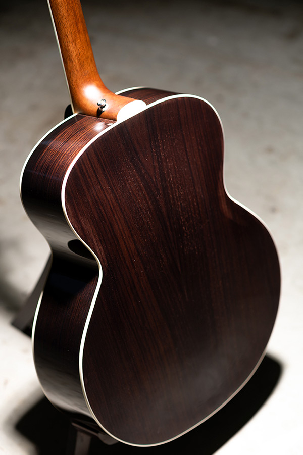 Close-up BT-258E Deluxe Baritone Natural Arched Rosewood back