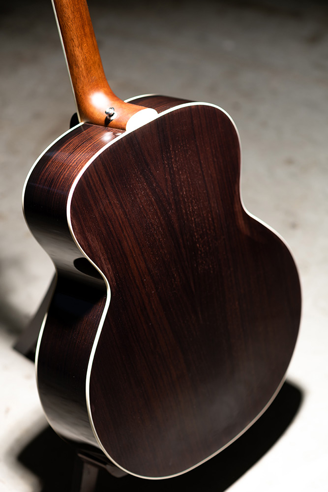 Close-up BT-258E Deluxe Baritone Natural Arched Rosewood back