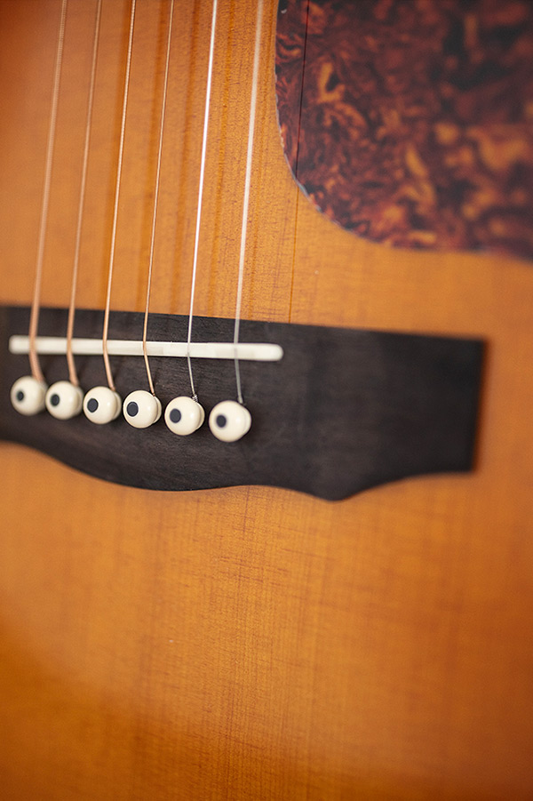 Close-up F-250CE Deluxe Archback Antique Burst bridge