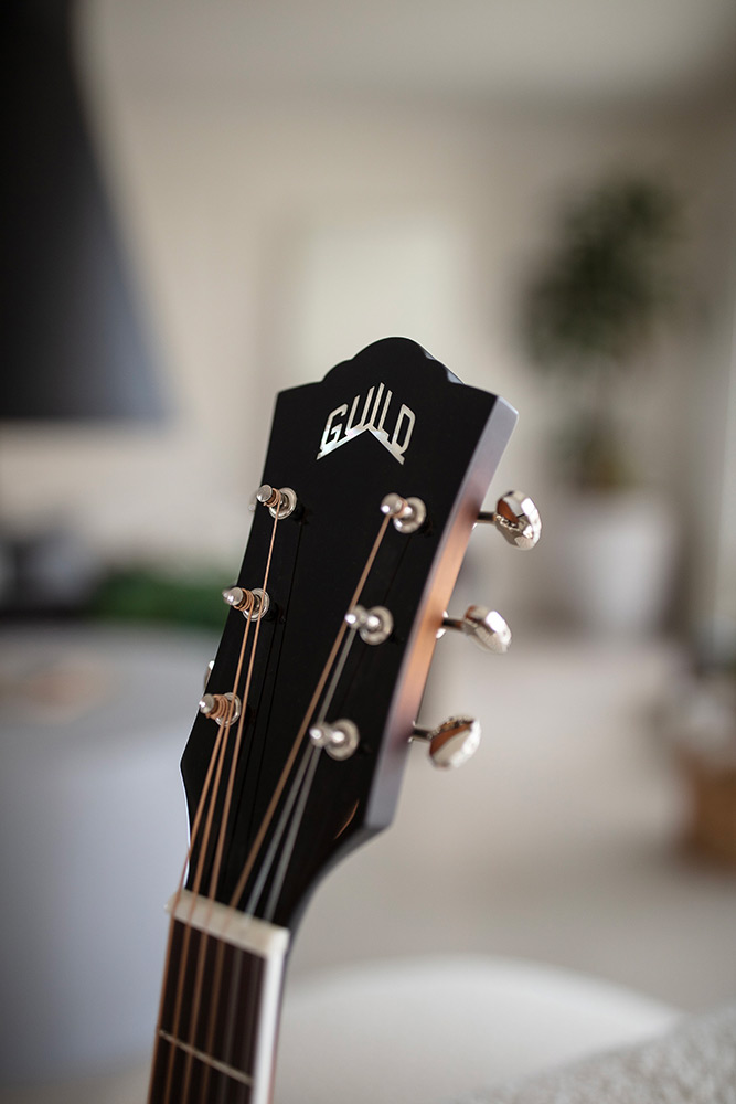 Close-up F-250CE Deluxe Archback Antique Burst headstock with Guild logo