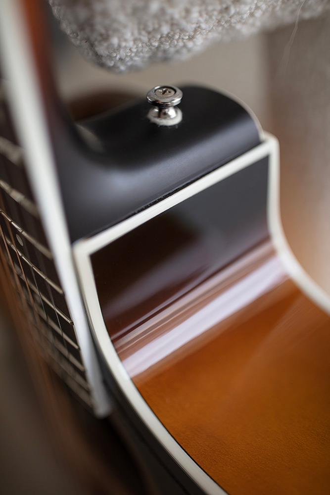 Close-up F-250CE Deluxe Archback Antique Burst heel