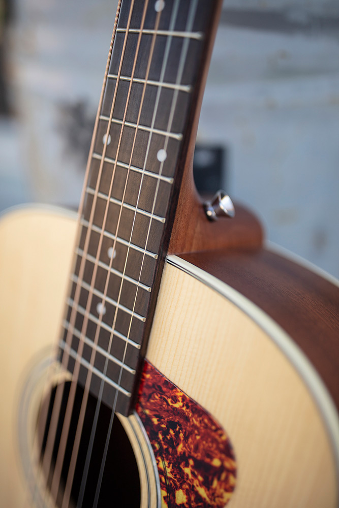 Close-up of Jumbo Junior Mahogany body neck and heel