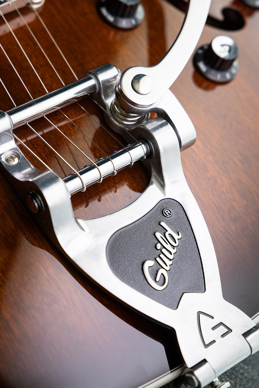 Starfire I DC California Burst vibrato tailpiece