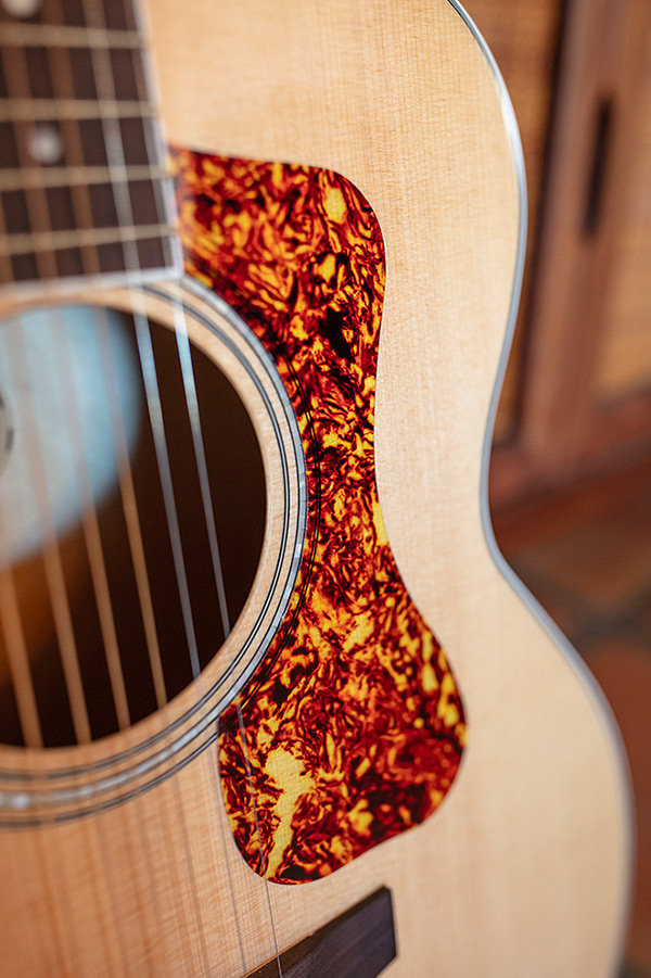 Close-up F-250E Deluxe Archback Blonde pickguard