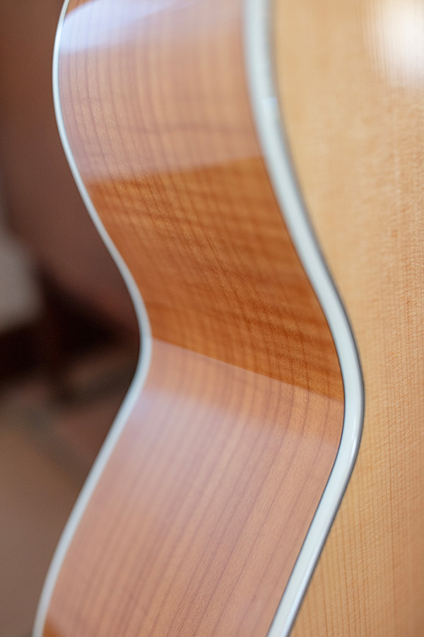 Close-up F-250E Deluxe Archback Blonde binding and flamed maple side