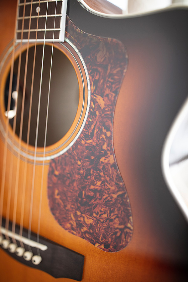 Close-up F-250CE Deluxe Archback Antique Burst pickguard
