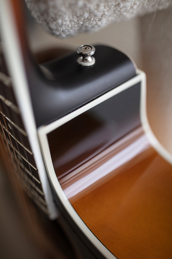 Close-up F-250CE Deluxe Archback Antique Burst heel