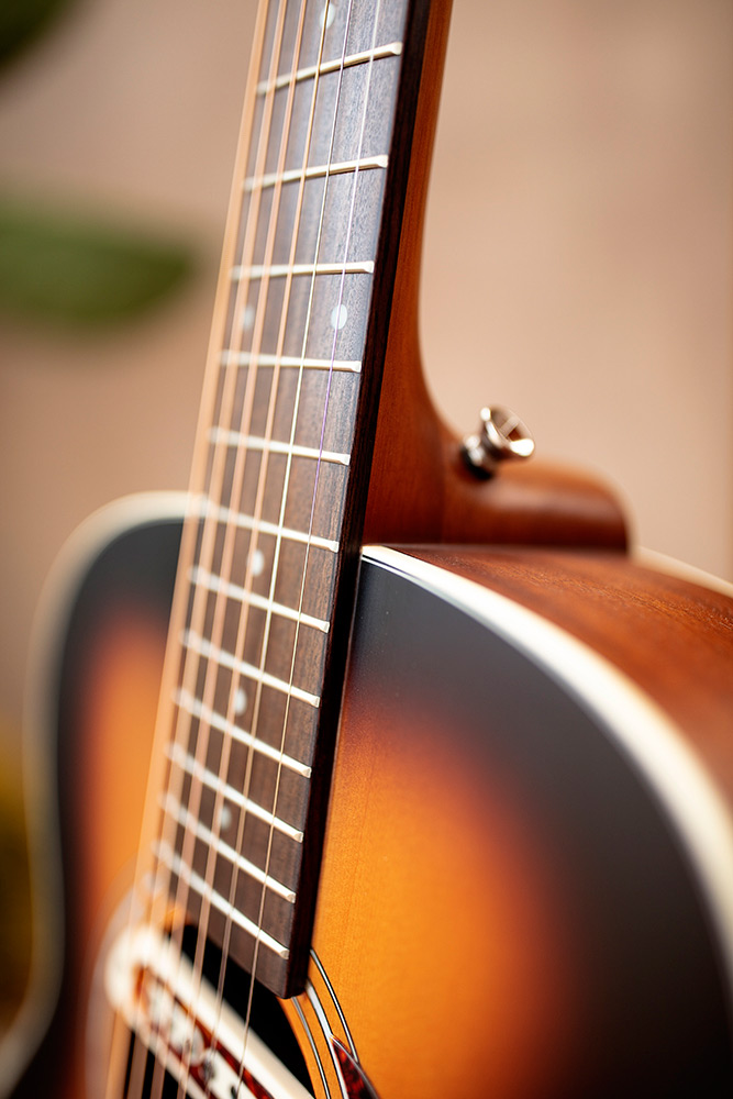 Close-up M-240E Antique Burst neck
