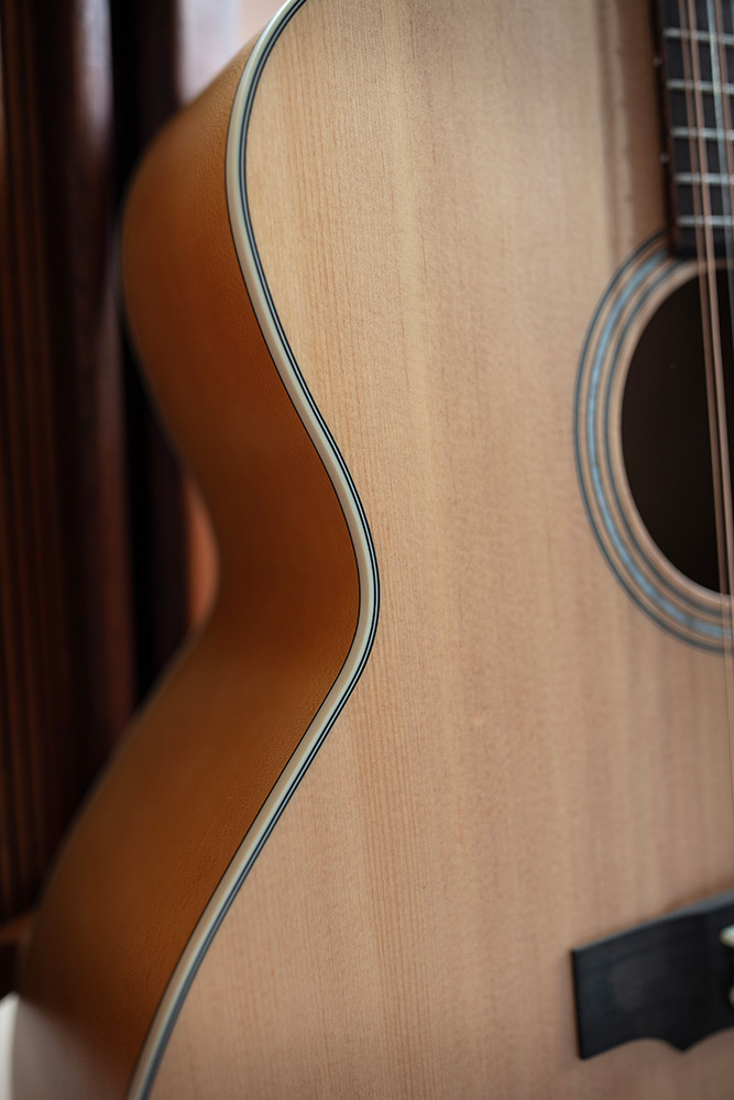 Close-up F-2512E Maple binding and maple side