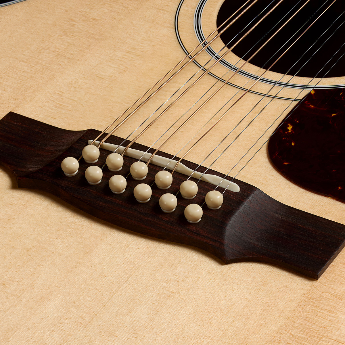 Close-up of F-412 Standard Natural bridge thumb