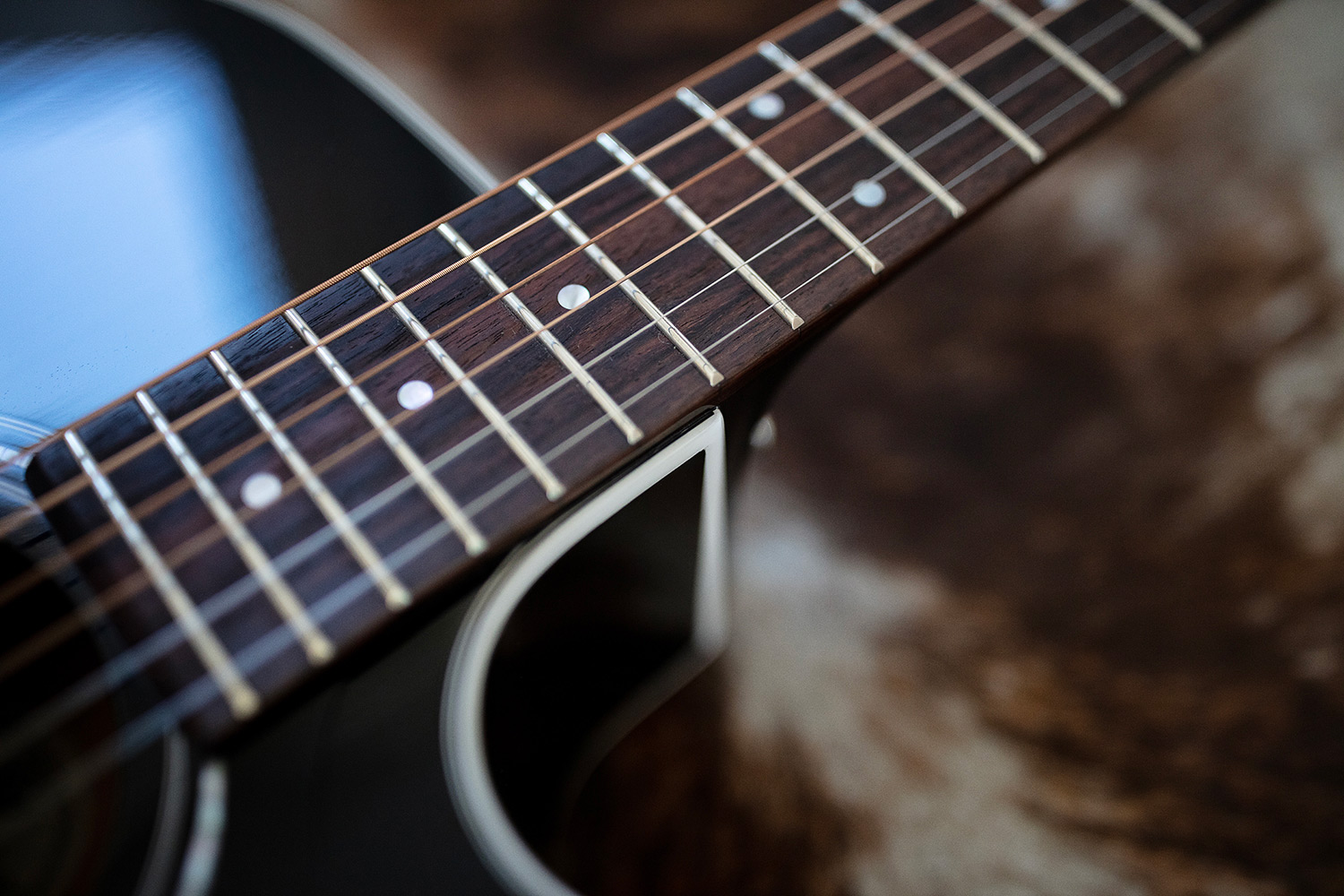 Close up of D-140CE Black neck