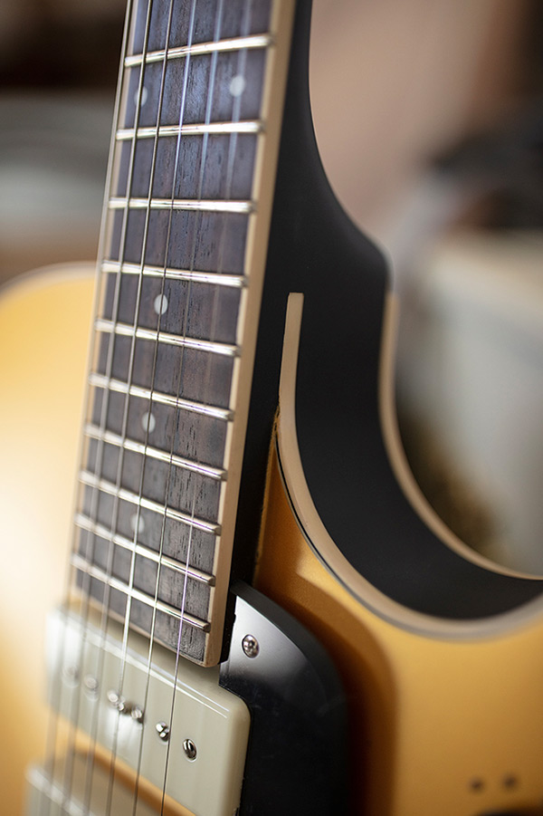 Thumbnail close-up view of Starfire I Jet90 Satin Gold neck