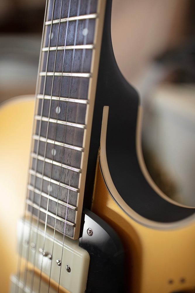 Close-up view of Starfire I Jet90 Satin Gold neck