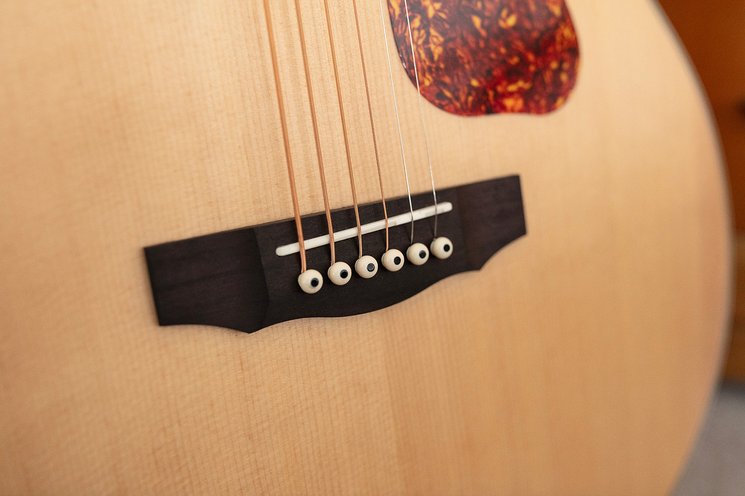 Close up of BT-240E Baritone Natural bridge