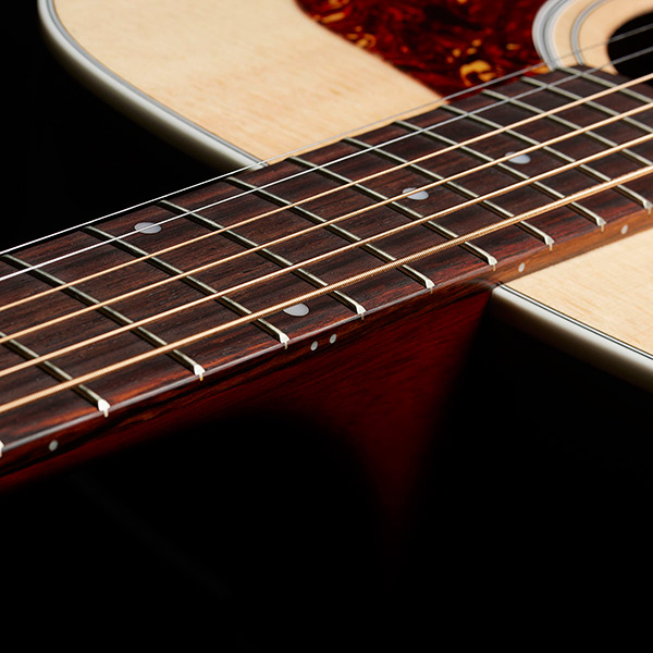 Close-up D-50 Standard Natural neck thumb
