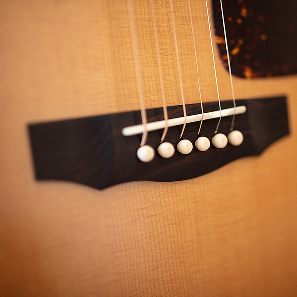 Close-up of D-40 Standard Pacific Sunset Burst bridge thumb