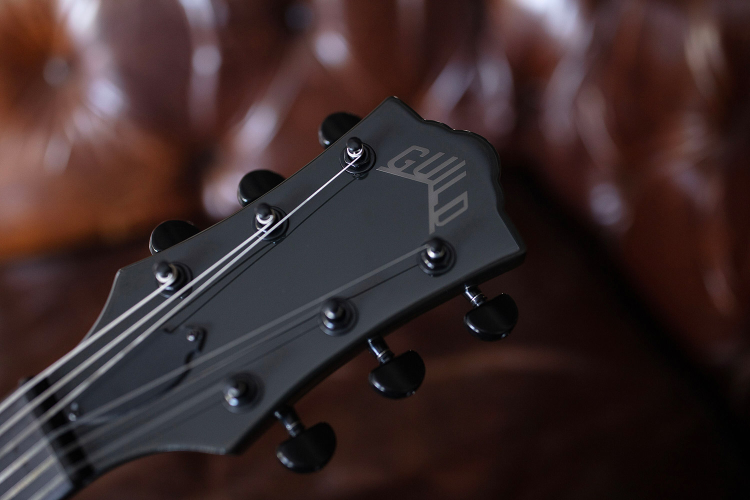 Close-up Polara Night Edition Tungsten headstock with Guild Peak logo