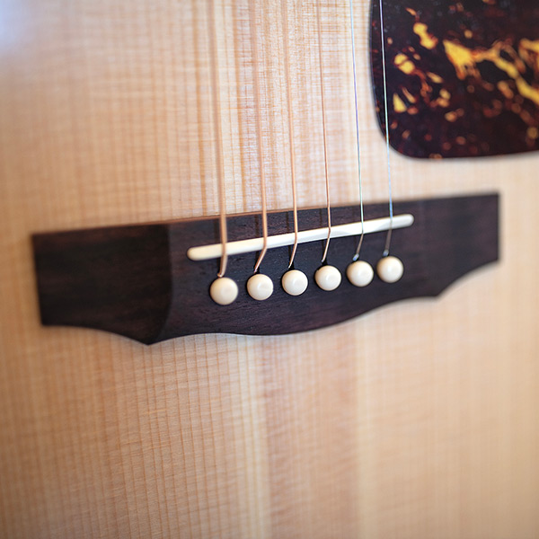 Close up of D-40 Standard Natural bridge thumbnail