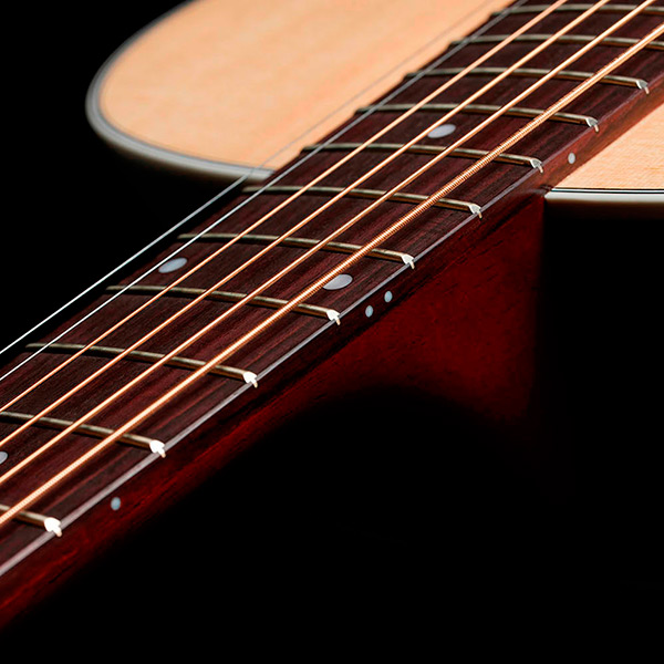 Close-up of the M-40 Standard Natural neck thumb