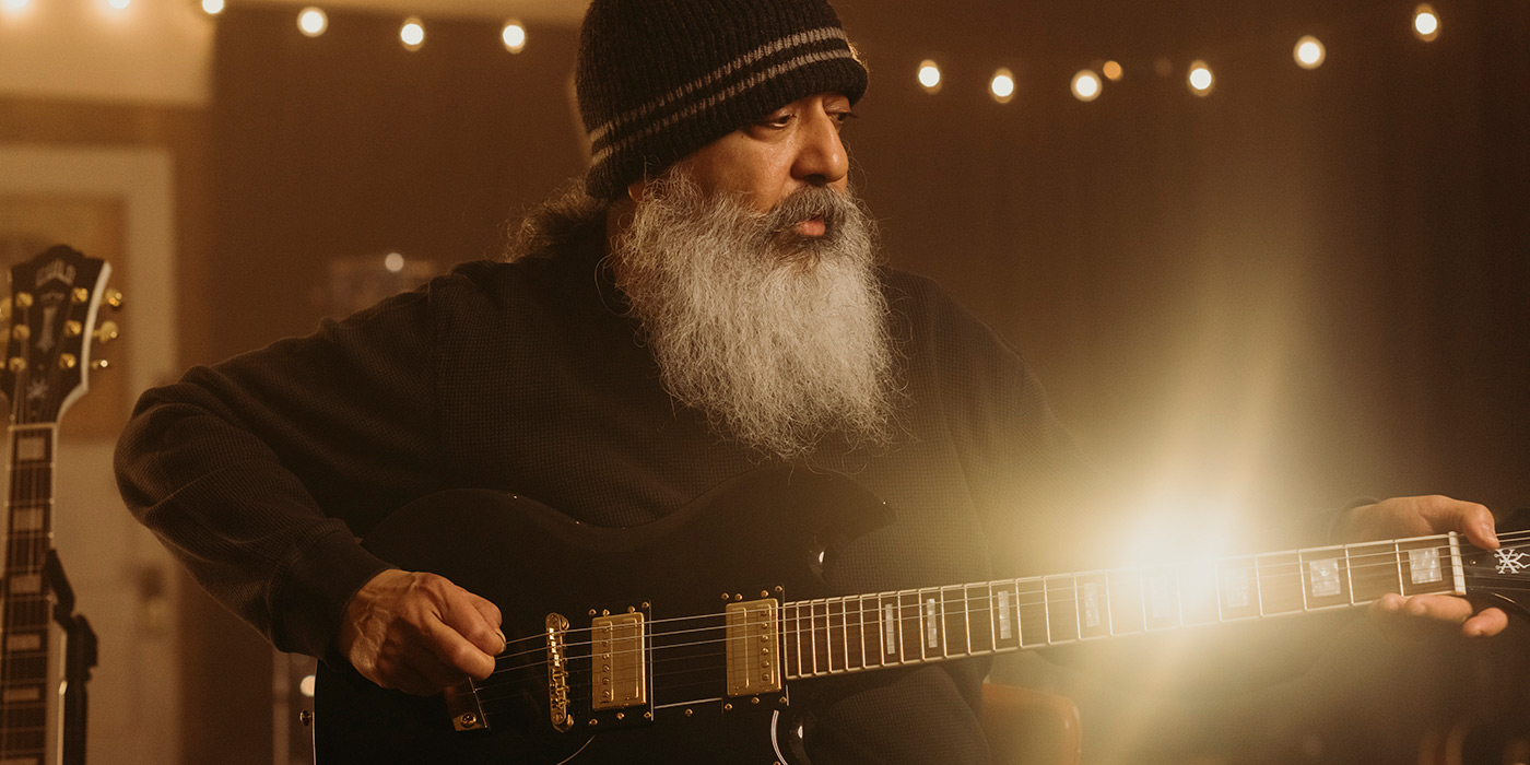 Kim Thayil playing a Polara Kim Thayil Black electric guitar
