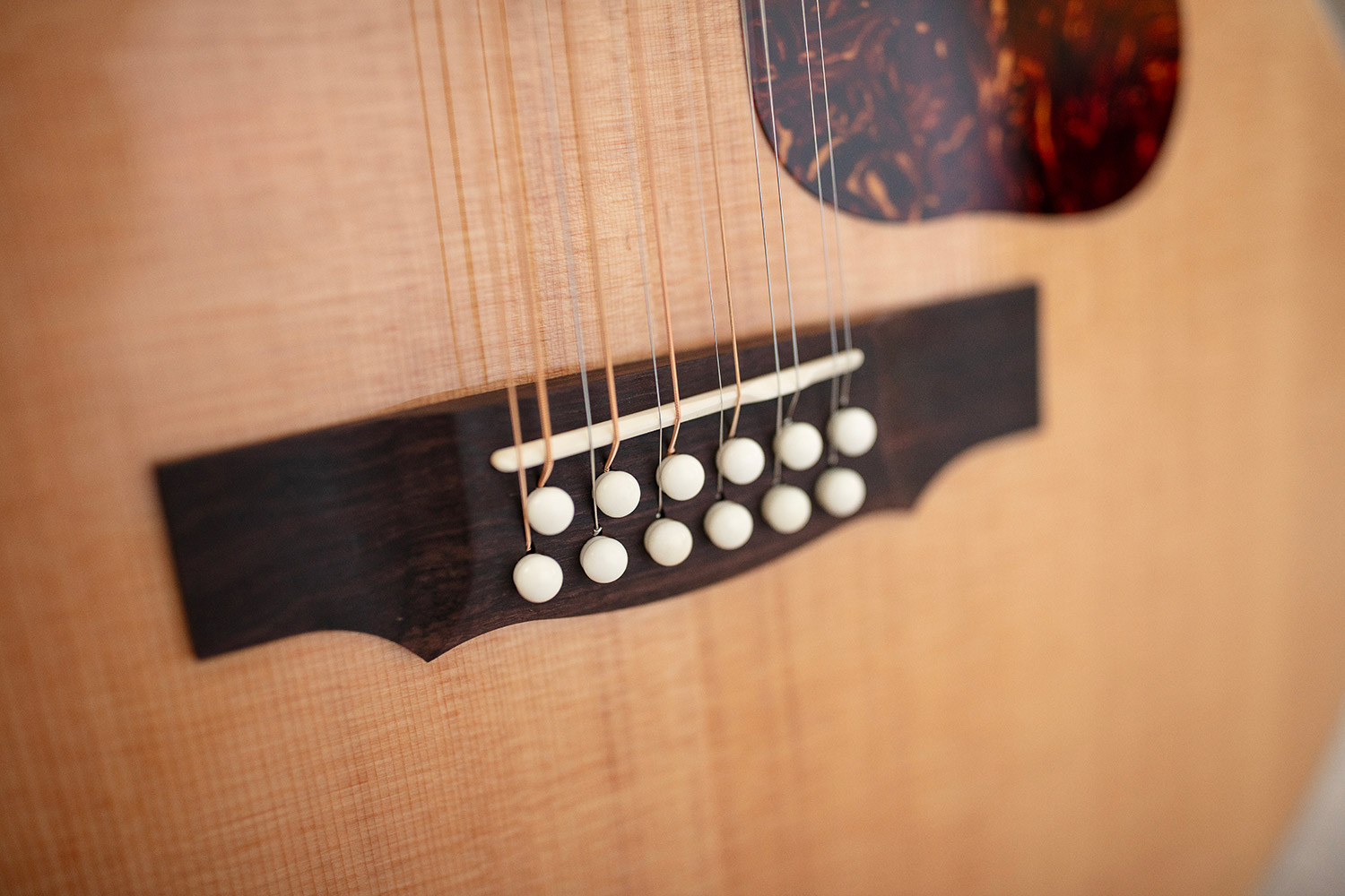 Close up of Guild F-512 Maple Blonde bridge