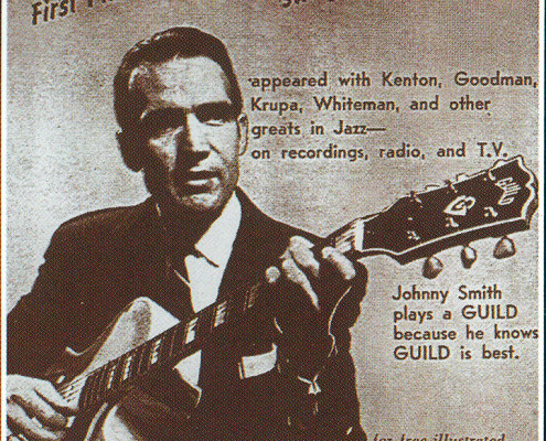 Johnny Smith 1954 Publicité Guild avec Johnny Smith assis jouant de la guitare