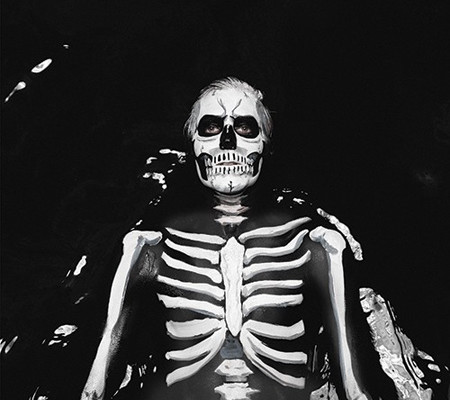 La pochette de l'album The Maine Forever Halloween ou une personne peinte en squelette